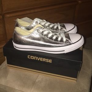 women’s size 8 shiny gunmetal converse.